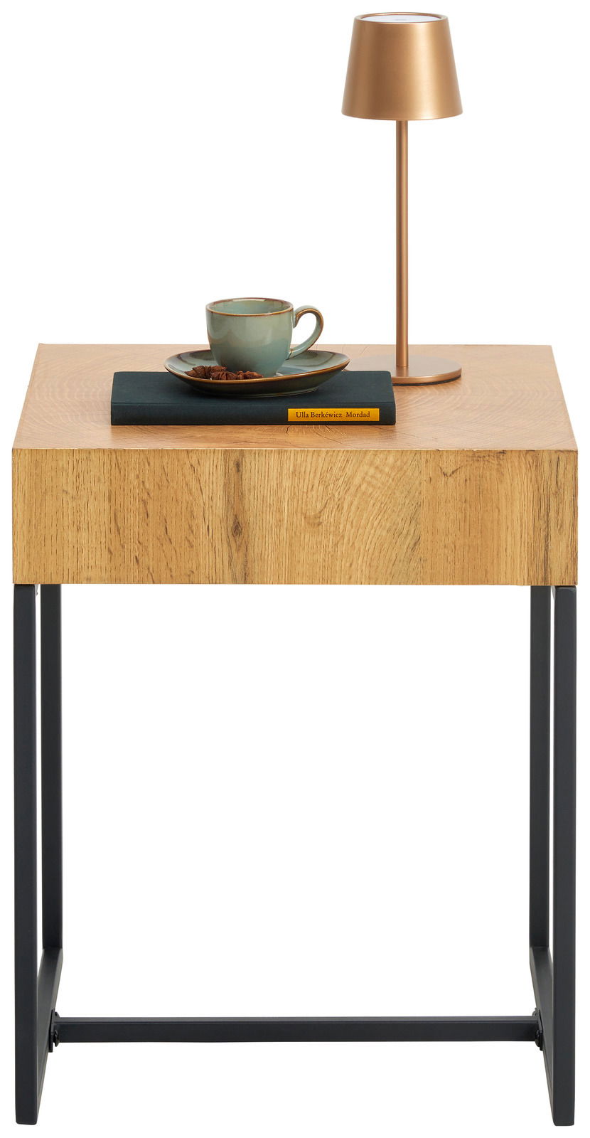 Beistelltisch aus Holz mit schwarzem Metallgestell, darauf eine Tasse, ein Buch und eine goldene Lampe, frontal betrachtet.