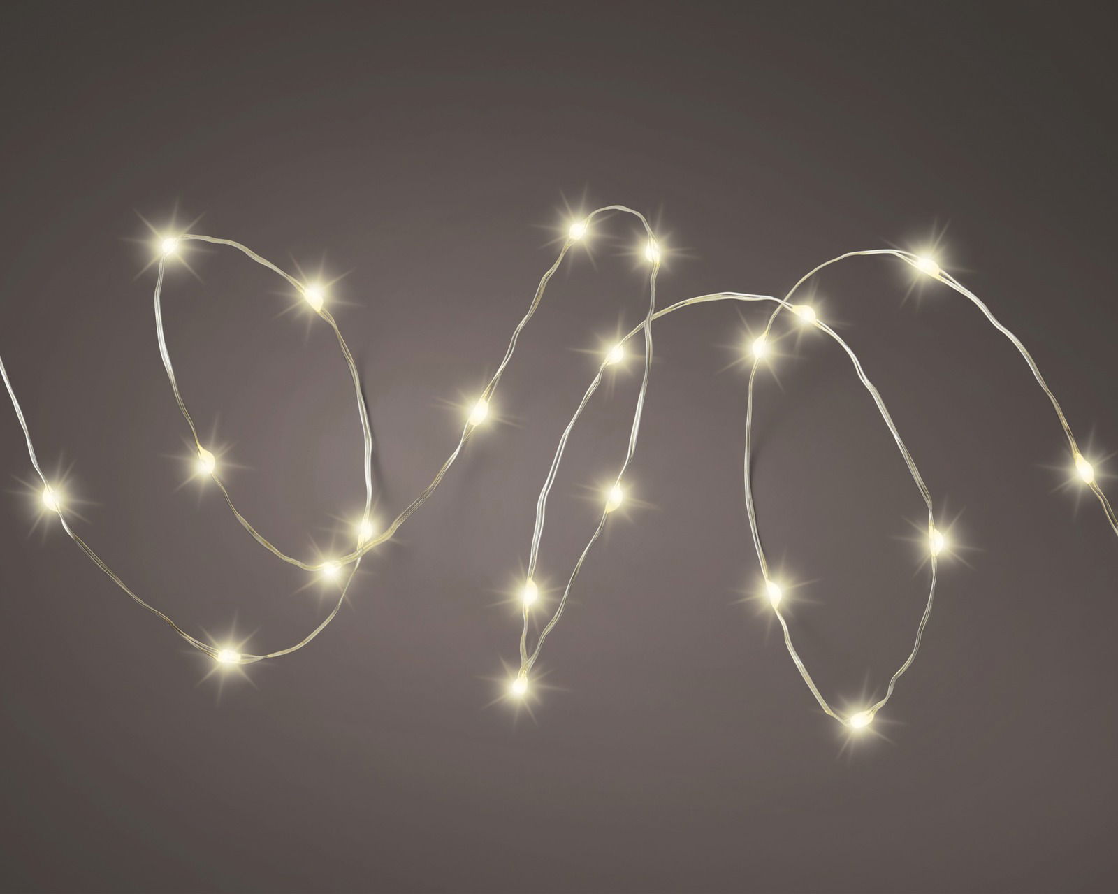 Solarbetriebene Lichterkette mit warmweißen LED-Lichtern, aus der Vogelperspektive fotografiert.