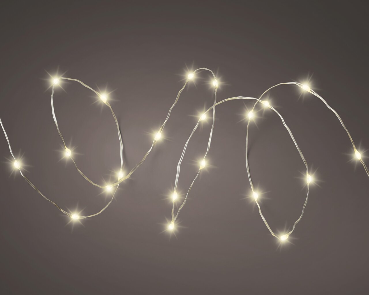 Lumineo Solar Strangbeleuchtung Solarbetriebene Lichterkette mit warmweißen LED-Lichtern, aus der Vogelperspektive fotografiert.