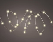 Solarbetriebene Lichterkette mit warmweißen LED-Lichtern, aus der Vogelperspektive fotografiert.