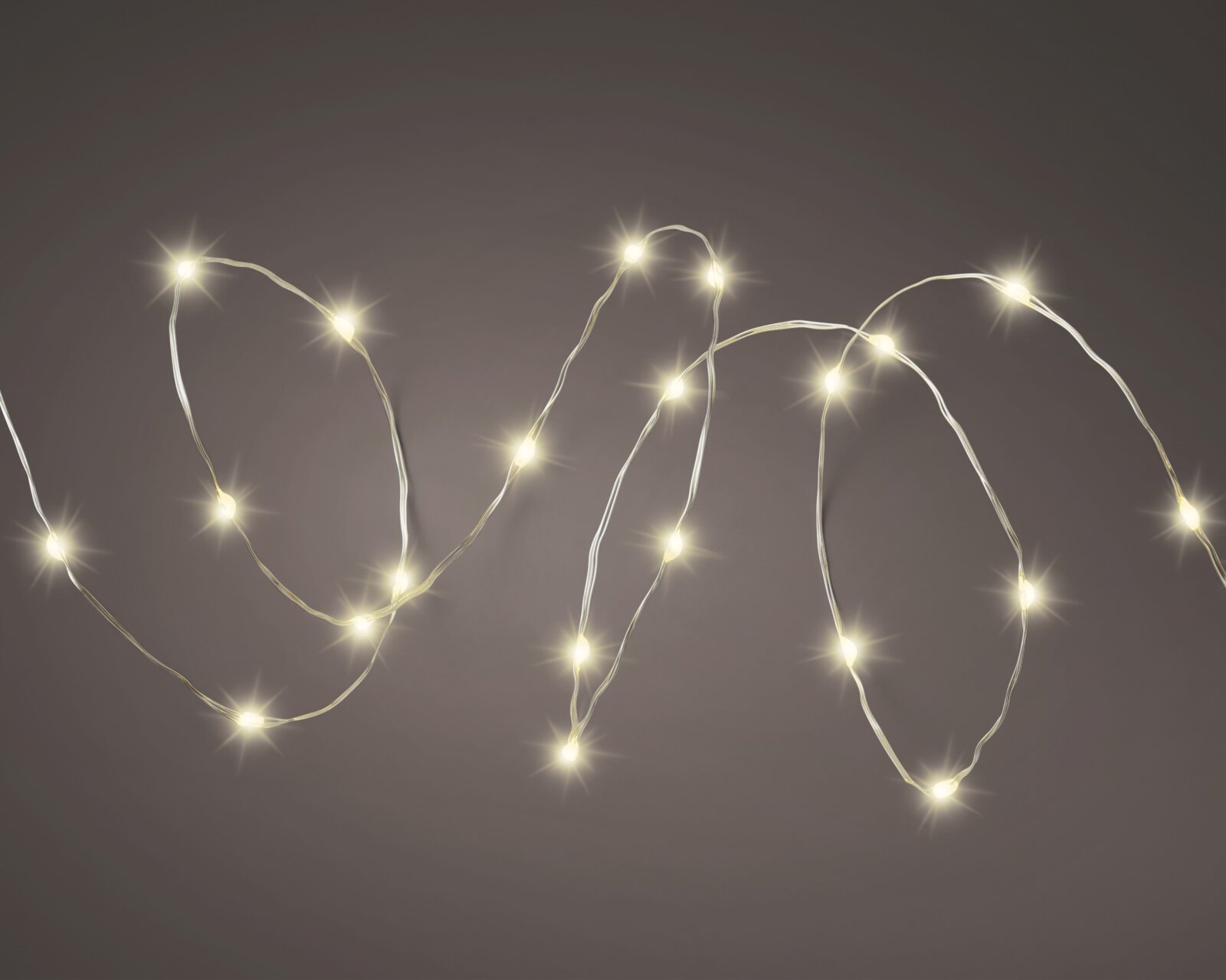 Solarbetriebene Lichterkette mit warmweißen LED-Lichtern, aus der Vogelperspektive fotografiert.