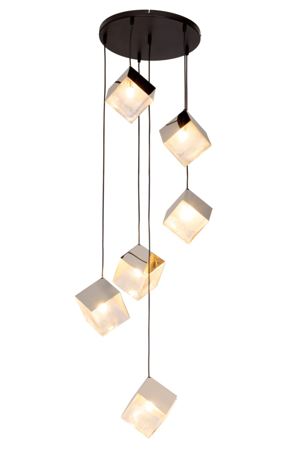 Moderne hanglamp met vijf kubusvormige lampenkappen die aan een ronde plafondbevestiging hangen. Aanzicht van onderaf.