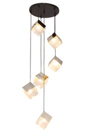 Moderne Hängeleuchte mit fünf würfelförmigen Lampenschirmen, die von einer runden Deckenhalterung herabhängen. Perspektive von unten.