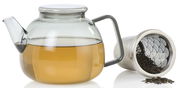 Glas-Teekanne Yuna mit 1,2 Liter Fassungsvermögen, seitliche Perspektive, neben einem Teesieb mit losem Tee.