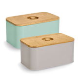 Zwei Brotkästen mit abgerundeten Ecken und Holzdeckeln, einer in Mintgrün und der andere in Beige, aus einer leicht erhöhten Perspektive fotografiert.