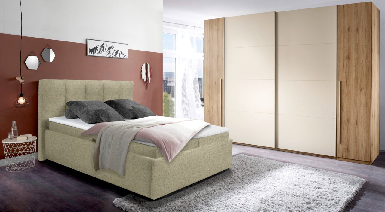 Modernes Polsterbett in einem stilvollen Schlafzimmer, seitliche Perspektive