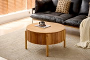 Runder Couchtisch aus Holz mit geriffeltem Design, in einem modernen Wohnzimmer mit schwarzem Sofa und beigem Teppich, seitliche Perspektive