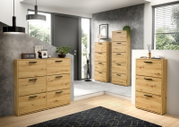 Moderner Schuhkipper aus Holz mit sechs Fächern, in einem stilvollen Raum mit grauer Wand und großen Fenstern, aus der Frontalperspektive.