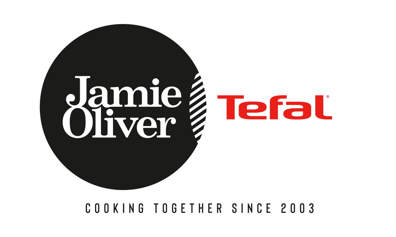 Logo von Jamie Oliver und Tefal, frontal betrachtet, mit dem Slogan 'Cooking Together Since 2003'.