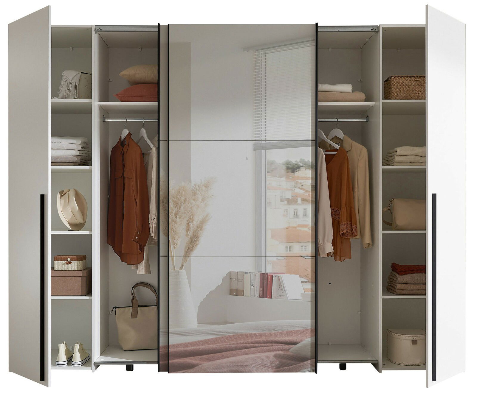 Moderner Dreh- und Schwebetürenschrank mit vier Türen, teilweise geöffnet, zeigt Innenfächer mit Kleidung und Accessoires. Perspektive: Frontalansicht.