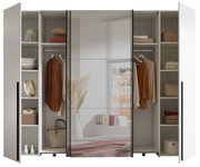 Moderner Dreh- und Schwebetürenschrank mit vier Türen, teilweise geöffnet, zeigt Innenfächer mit Kleidung und Accessoires. Perspektive: Frontalansicht.