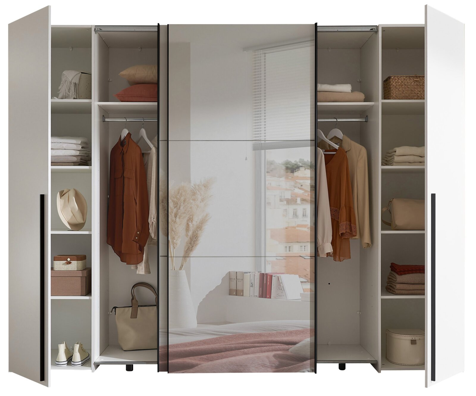 Moderne draai- en schuifdeurkast met vier deuren, gedeeltelijk geopend, met daarin vakken met kleding en accessoires. Perspectief: vooraanzicht.