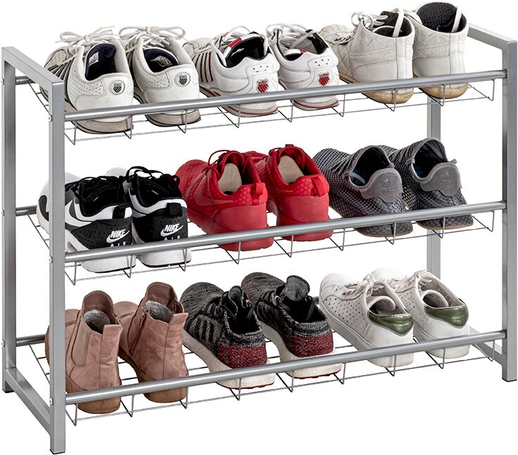Dreistöckiges Schuhregal aus grauem Metall mit Drahtablagen, befüllt mit mehreren Paar Sneakers und Stiefeletten, schräg von vorne fotografiert.