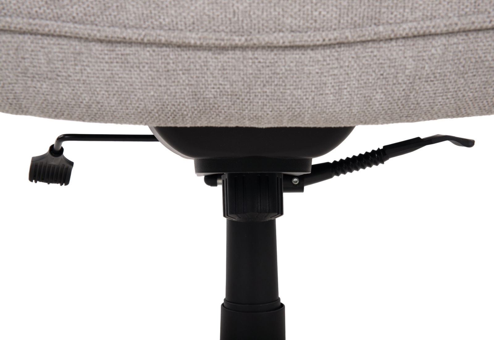 Nahaufnahme der Unterseite eines Chefsessels mit Hebelmechanismus, seitliche Perspektive