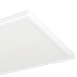 LED-Deckenleuchte ROVITO in Nahaufnahme von unten, zeigt die schlanke, quadratische Form und das moderne Design.