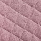Nahaufnahme eines rosa gepolsterten Stoffes mit rautenförmigem Steppmuster, Draufsicht