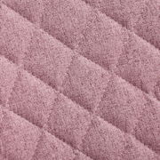Nahaufnahme eines rosa gepolsterten Stoffes mit rautenförmigem Steppmuster, Draufsicht