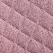 Nahaufnahme eines rosa gepolsterten Stoffes mit rautenförmigem Steppmuster, Draufsicht
