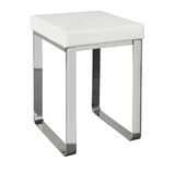 Moderner Badhocker mit weißem Sitzpolster und verchromtem Metallgestell, seitliche Perspektive