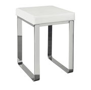 Moderner Badhocker mit weißem Sitzpolster und verchromtem Metallgestell, seitliche Perspektive