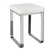 Moderner Badhocker mit weißem Sitzpolster und verchromtem Metallgestell, seitliche Perspektive