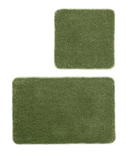 Tweedelige badkamerset in groen, bestaande uit een groter rechthoekig tapijt en een kleiner vierkant tapijt, gefotografeerd vanuit vogelperspectief.
