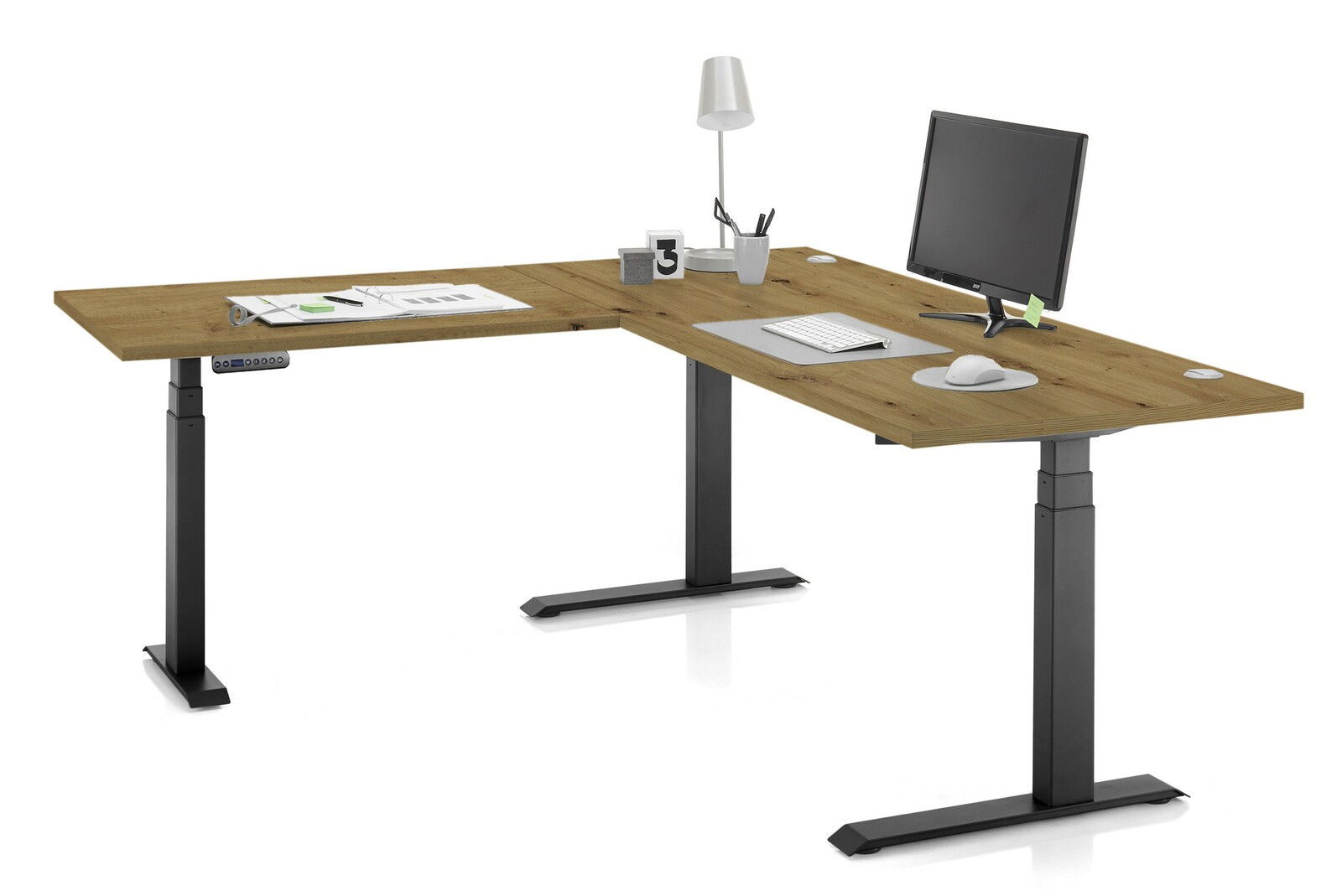 Moderner E-Eckschreibtisch mit Holzoberfläche und schwarzem Gestell, ausgestattet mit Monitor, Lampe und Büromaterialien, seitliche Perspektive.