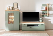 Frontale Ansicht einer modernen Wohnzimmermöbel-Kombination in Salbeigrün mit Holzoptik: Vitrine mit beleuchteten Glasböden, TV-Lowboard mit großem Fernseher und wandmontiertem Regal.