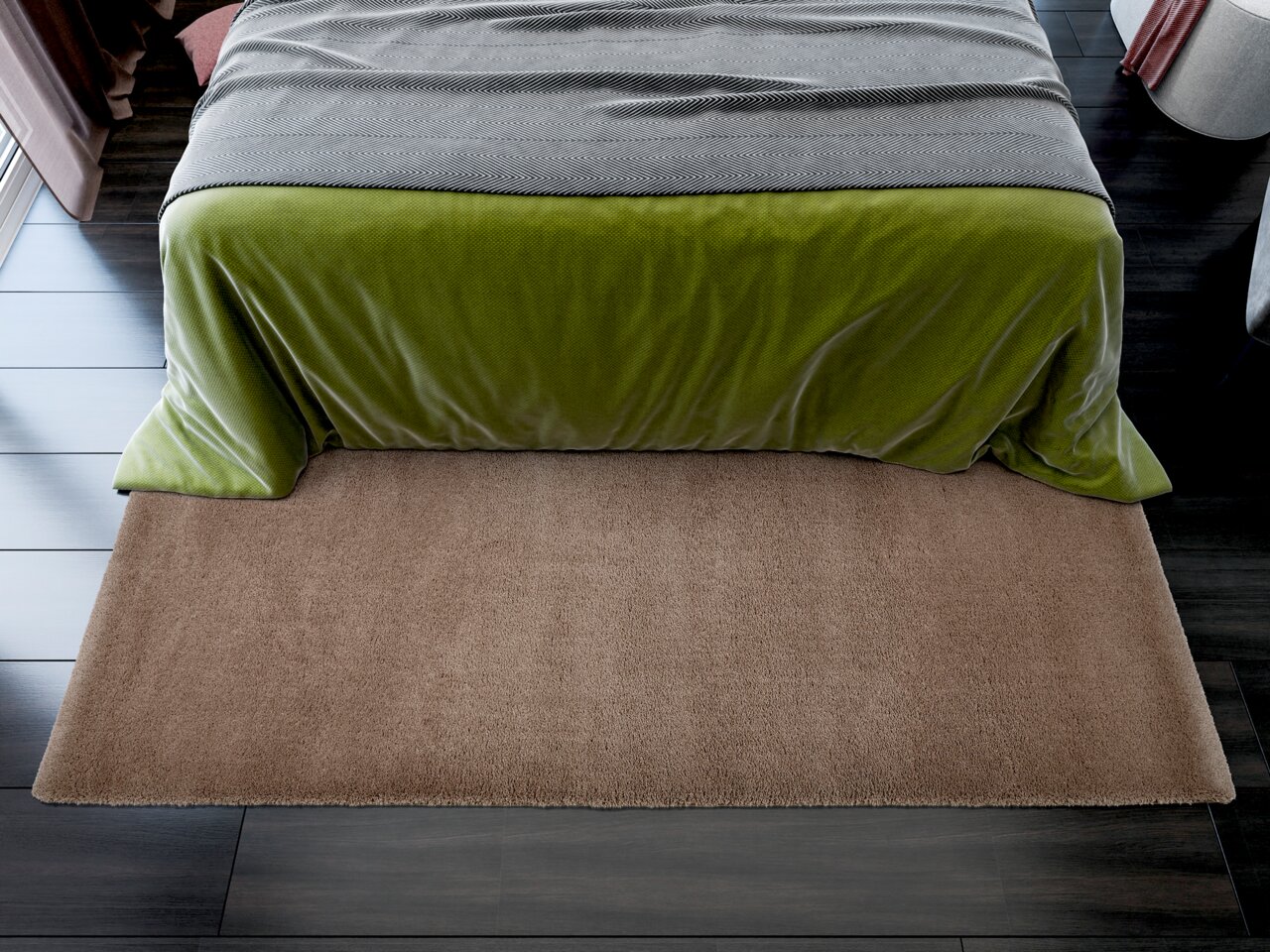 Beige Teppich Soft Dream ca. 80x300cm vor einem Bett mit grüner Tagesdecke, Vogelperspektive
