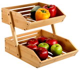 Regal aus Bambus mit zwei Stufen, gefüllt mit buntem Gemüse und Obst, seitliche Perspektive