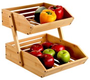 Regal aus Bambus mit zwei Stufen, gefüllt mit buntem Gemüse und Obst, seitliche Perspektive
