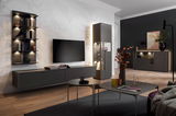 Moderne Wohnzimmer-Wandkombination mit dunklen Schränken, beleuchteten Regalen und einem großen Flachbildfernseher, aus der Perspektive eines gemütlichen Wohnzimmers mit stilvoller Dekoration.