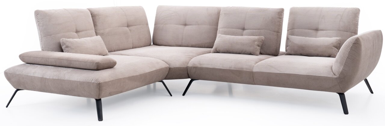 Beige Ecksofa mit modernen schwarzen Beinen, aus der Perspektive von vorne links fotografiert.