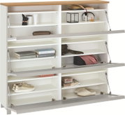 Weißer Schuhschrank mit Holzoptik-Oberplatte und drei nach vorn geöffneten Klappen, Innenansicht mit mehreren Regalböden und aufbewahrten Schuhen und Accessoires, perspektivische Frontansicht leicht von oben.