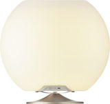 Kugelförmige Tischlampe in gebürstetem Silber, frontal betrachtet, mit einem warmen, diffusen Lichtschein.