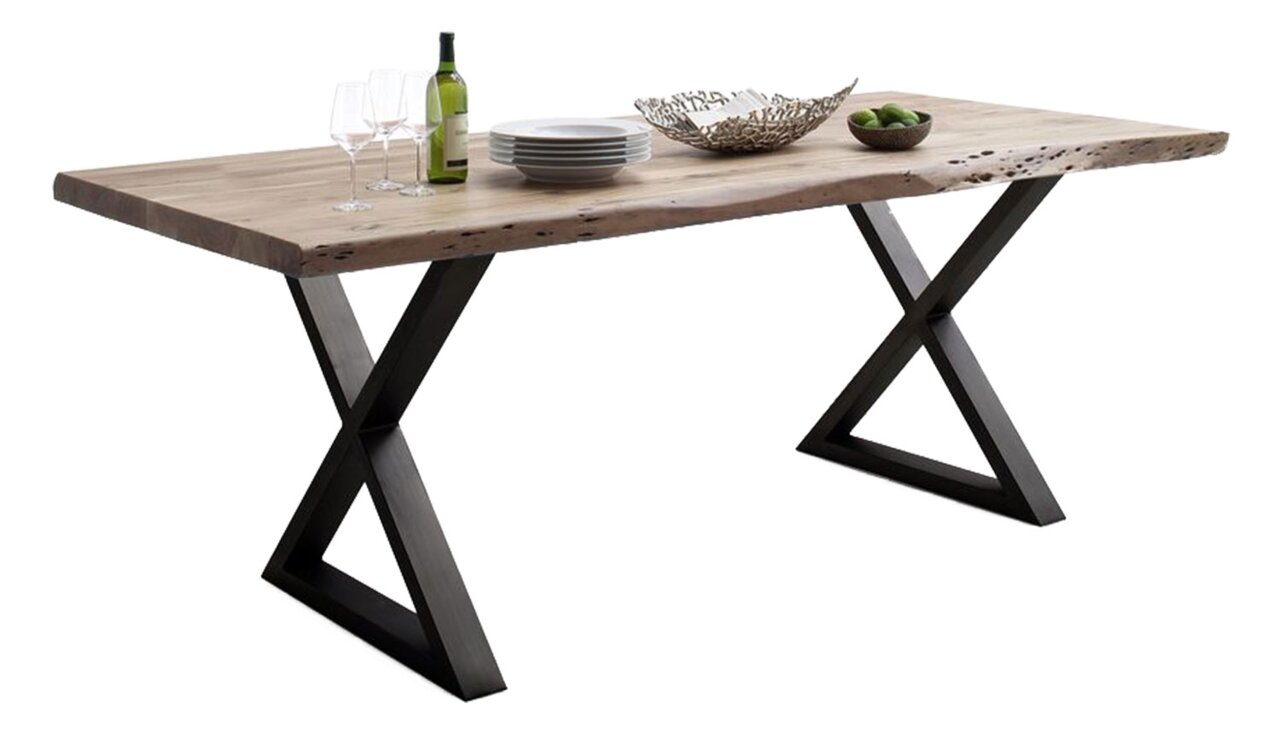 Moderner Esstisch mit Holzplatte und schwarzen X-förmigen Metallbeinen, seitliche Perspektive