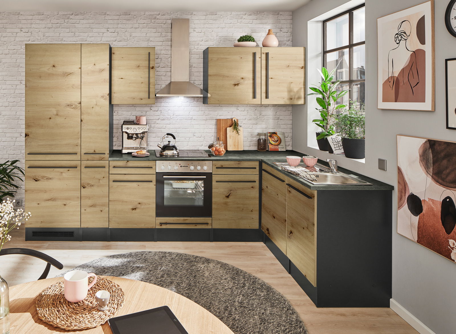 Moderne Küche mit Eckunterschrank in Holzoptik, Blick von vorne auf die gesamte Küchenzeile.