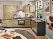 Moderne Küche mit Eckunterschrank in Holzoptik, Blick von vorne auf die gesamte Küchenzeile.