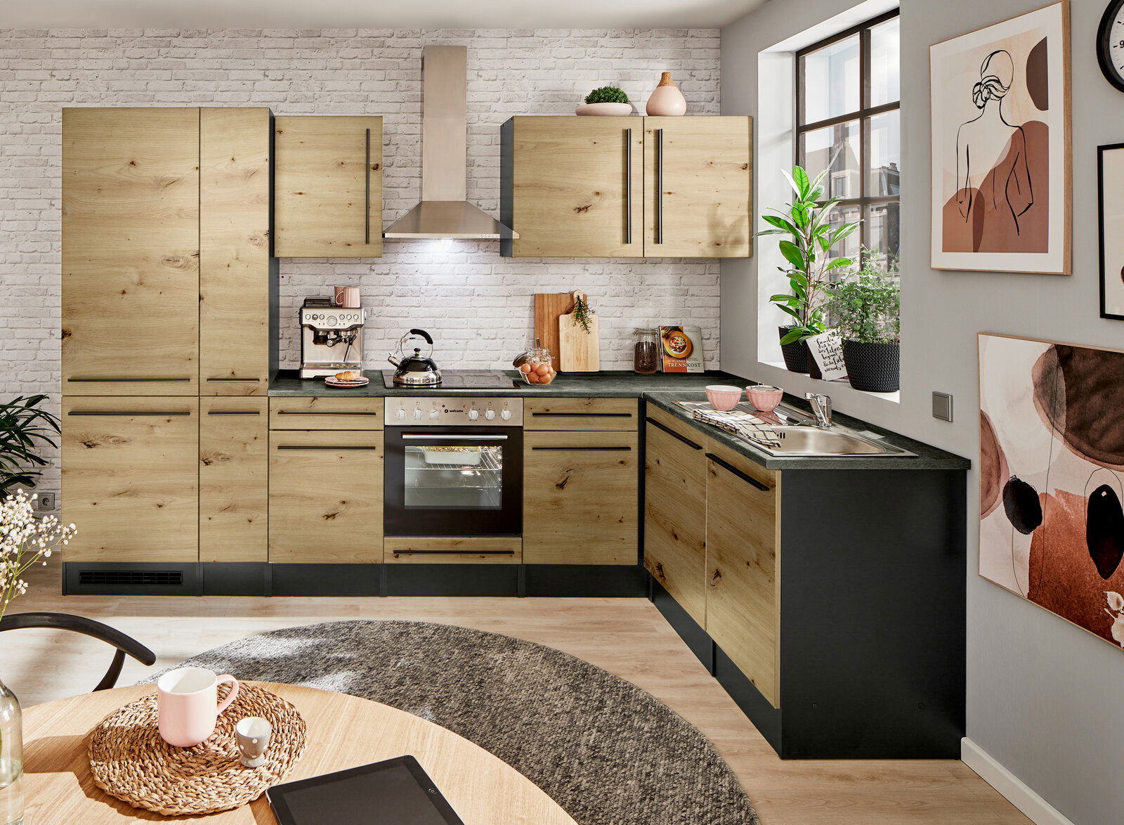 Moderne Küche mit Eckunterschrank in Holzoptik, Blick von vorne auf die gesamte Küchenzeile.