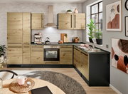 Moderne Küche mit Eckunterschrank in Holzoptik, Blick von vorne auf die gesamte Küchenzeile.