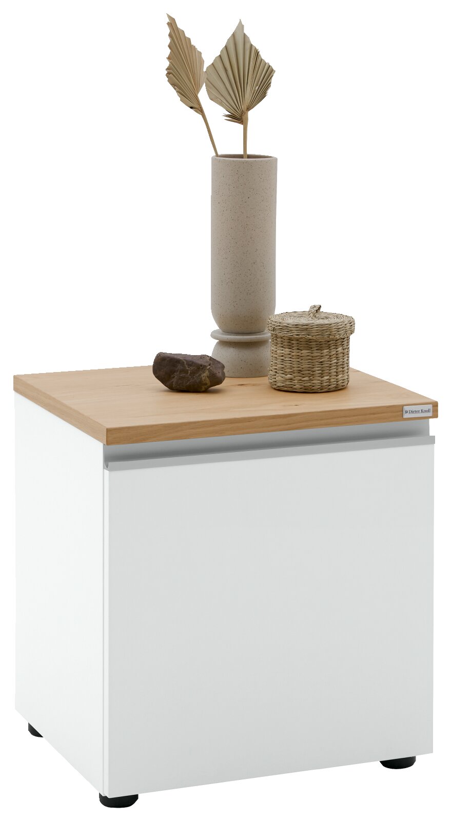 Weißer Nachttisch/Beistellschrank mit Holzplatte und griffloser Front, dekoriert mit Vase, Korb und Stein, in leichter Schrägansicht von vorne (3/4-Perspektive)