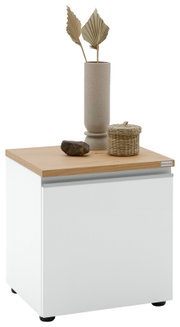 Weißer Nachttisch/Beistellschrank mit Holzplatte und griffloser Front, dekoriert mit Vase, Korb und Stein, in leichter Schrägansicht von vorne (3/4-Perspektive)