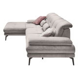 Graues Ecksofa mit mehreren Kissen, seitliche Perspektive