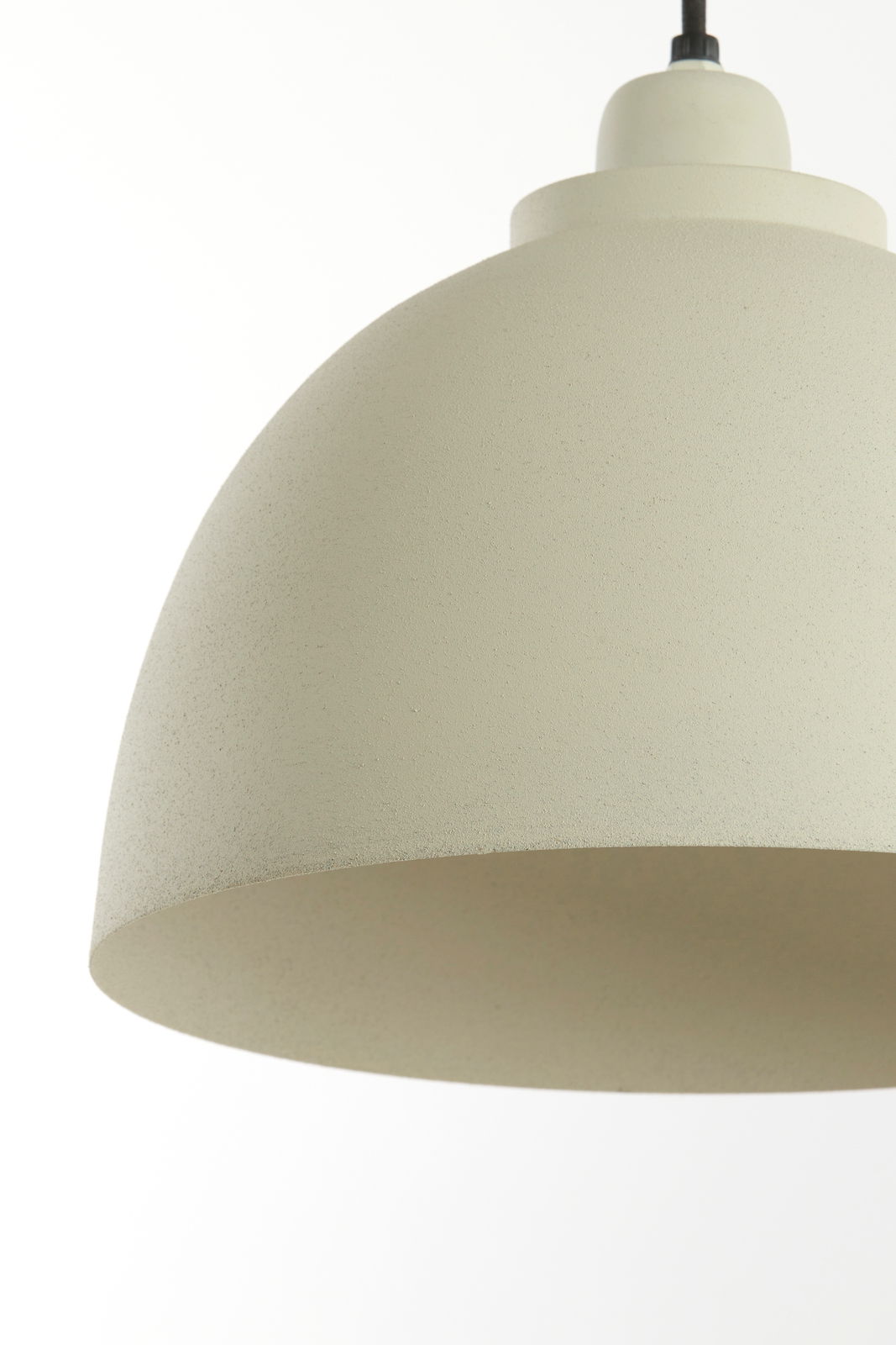 Nahaufnahme einer cremefarbenen Hängeleuchte mit glatter Oberfläche, seitliche Perspektive.