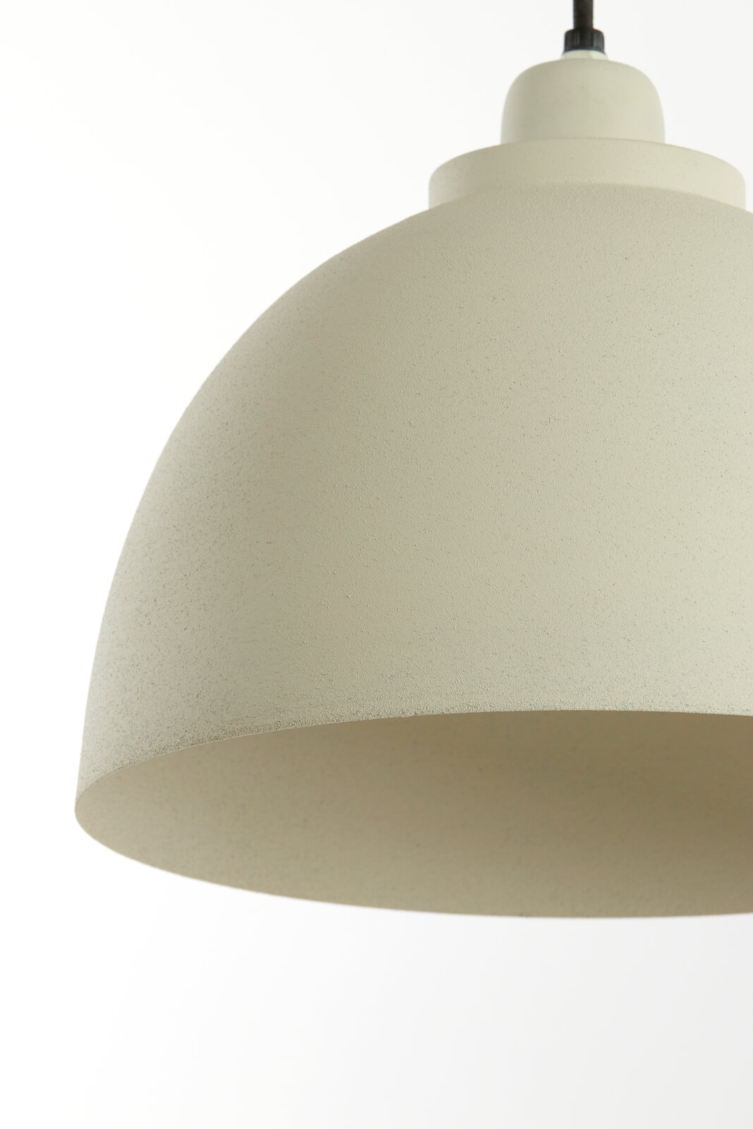 Nahaufnahme einer cremefarbenen Hängeleuchte mit glatter Oberfläche, seitliche Perspektive.