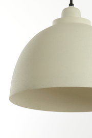 Nahaufnahme einer cremefarbenen Hängeleuchte mit glatter Oberfläche, seitliche Perspektive.