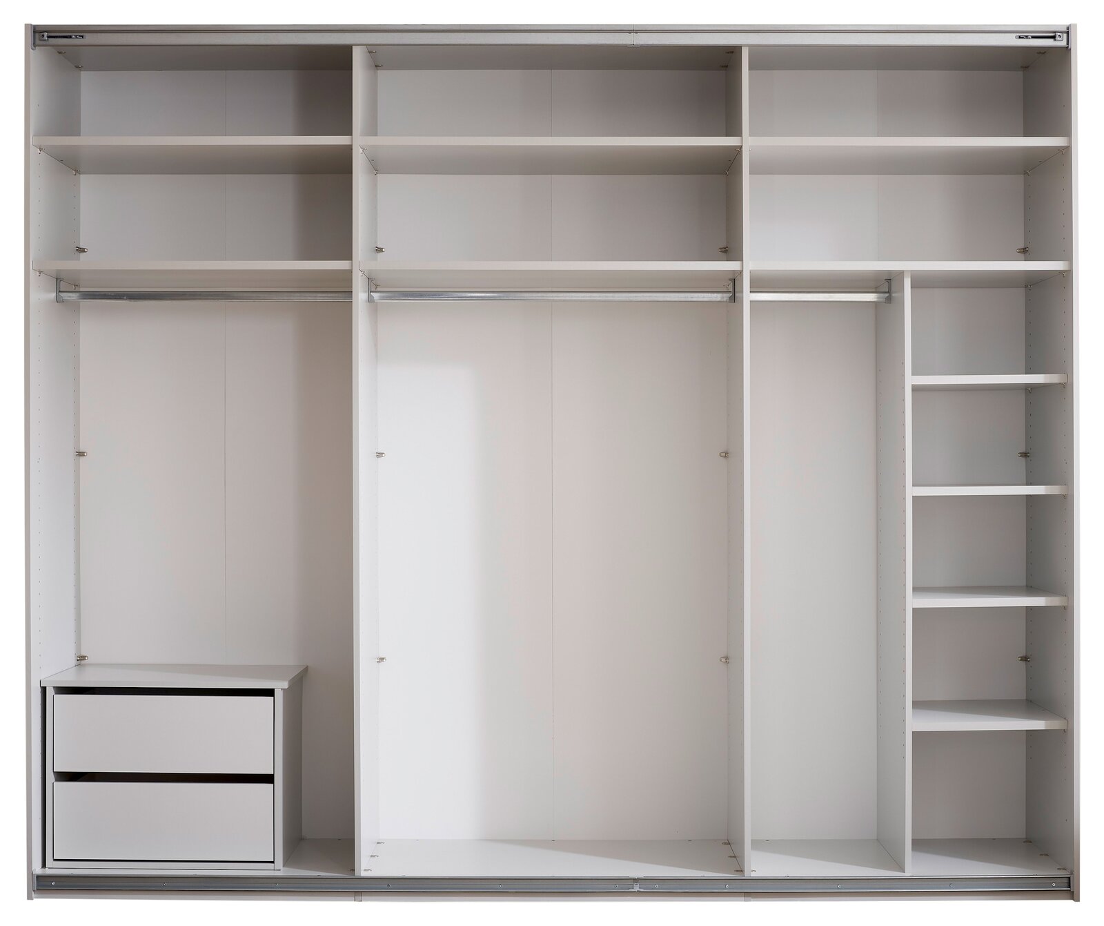 Innenansicht eines weißen Kleiderschranks mit mehreren Fächern, zwei Kleiderstangen und einem Schubladeneinsatz links unten, frontal von vorne fotografiert.