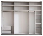 Innenansicht eines weißen Kleiderschranks mit mehreren Fächern, zwei Kleiderstangen und einem Schubladeneinsatz links unten, frontal von vorne fotografiert.