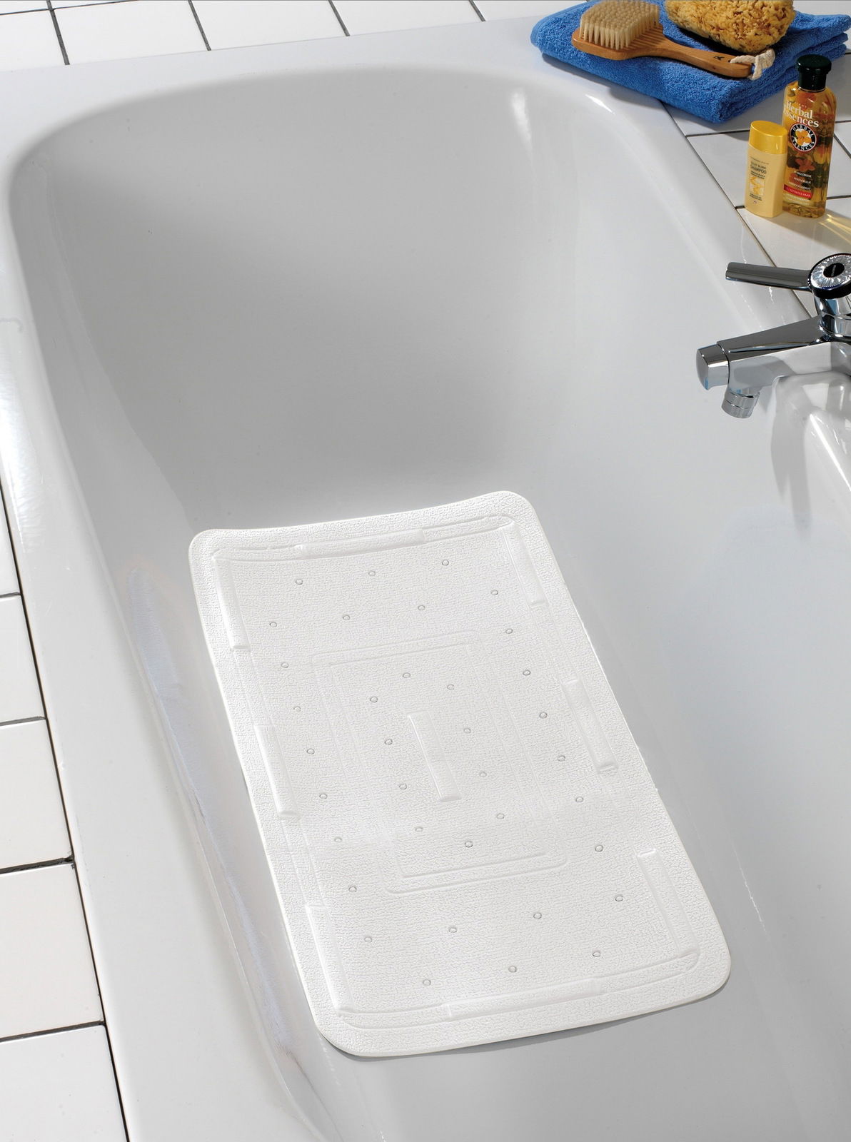 Weiße Wanneneinlage in einer Badewanne, von oben betrachtet, mit rutschfester Oberfläche.