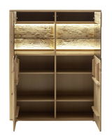 Geöffnete Vitrine ALENTO aus Holz mit mehreren Regalböden und integrierter Beleuchtung, frontale Ansicht.